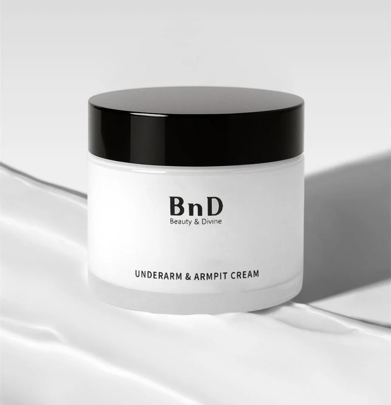 白いシンプルな容器に入った「BnD Beauty & Divine UNDERARM & ARMPIT CREAM」
