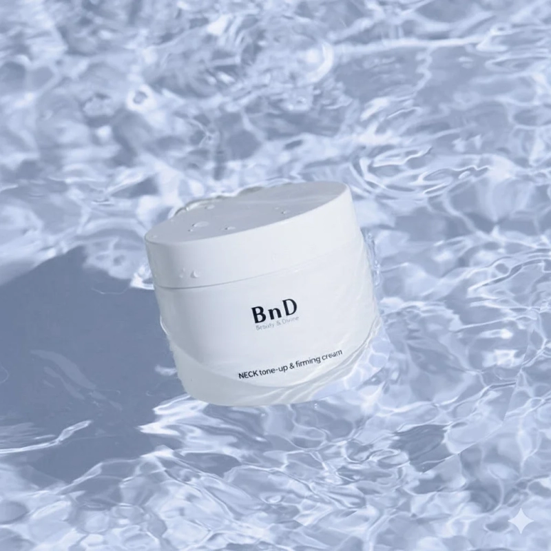 白い容器に入ったネッククリームが、水面に浮かんでいる様子