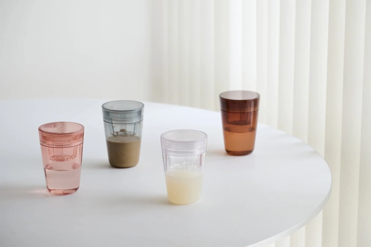 4色の蓋つきタンブラー