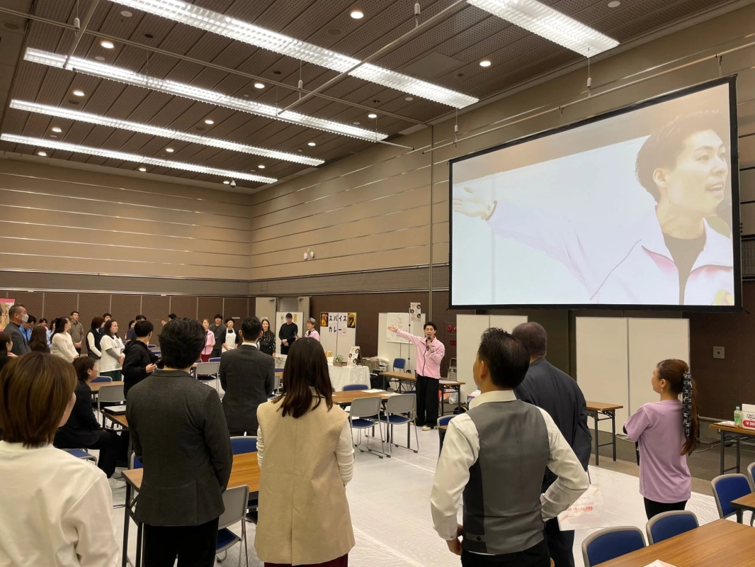 講演会とスパイスカレーの展示