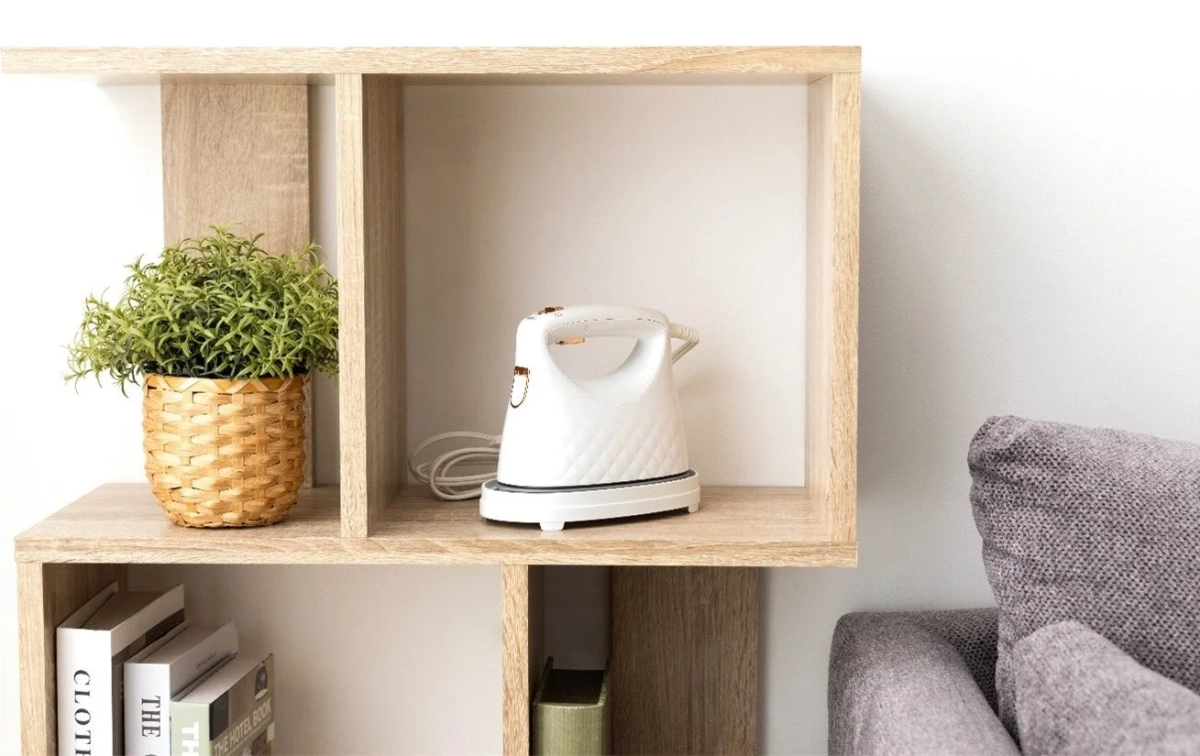 棚に置かれた衣類スチーマーと観葉植物