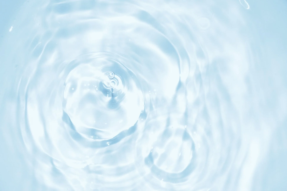 水面に水滴が落ちる瞬間