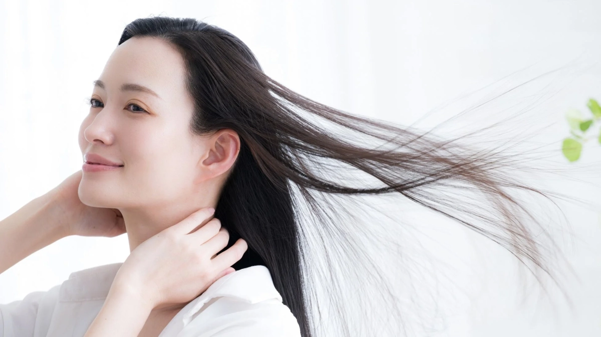 笑顔の女性横顔