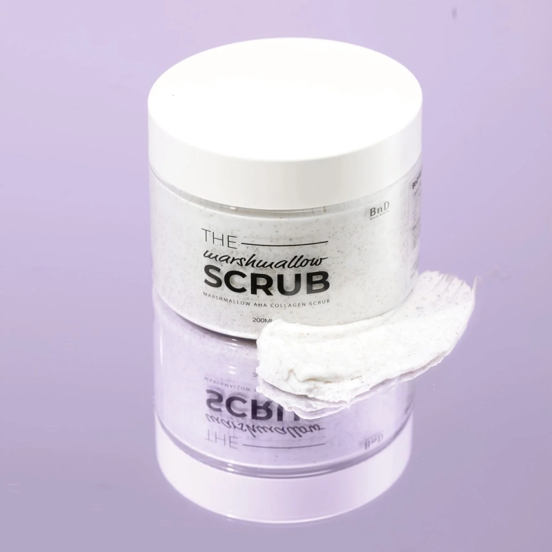 パープルを背景に置かれた白いスクラブ製品の容器