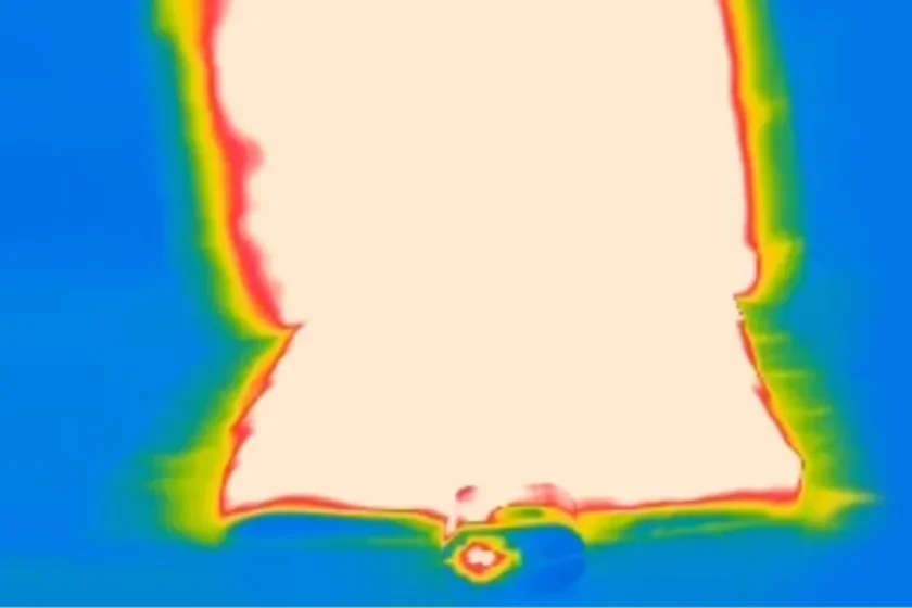 この画像は、中央に大きな高温領域があり、周囲が赤、黄、緑、青のグラデーションで示されたサーモグラフィーのような熱画像です。底部には小さな高温の点が見られ、抽象的な温度分布を表現しています。