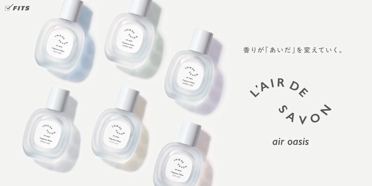 白い背景に、L'AIR DE SAVONの「air oasis」シリーズのフレグランスウォーターボトルが複数配置
