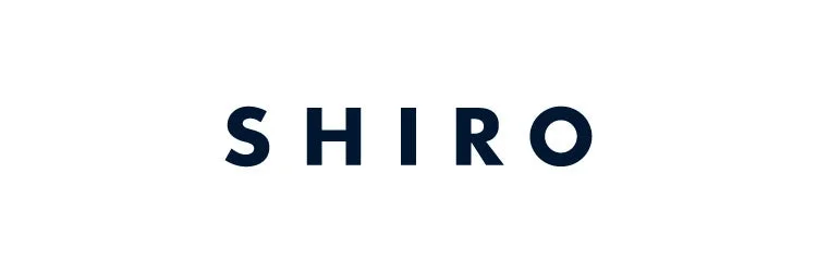 白背景に濃い青色の文字で「SHIRO」と書かれたロゴマークです。日本のコスメブランド「SHIRO」の視覚的なアイデンティティを示しています。