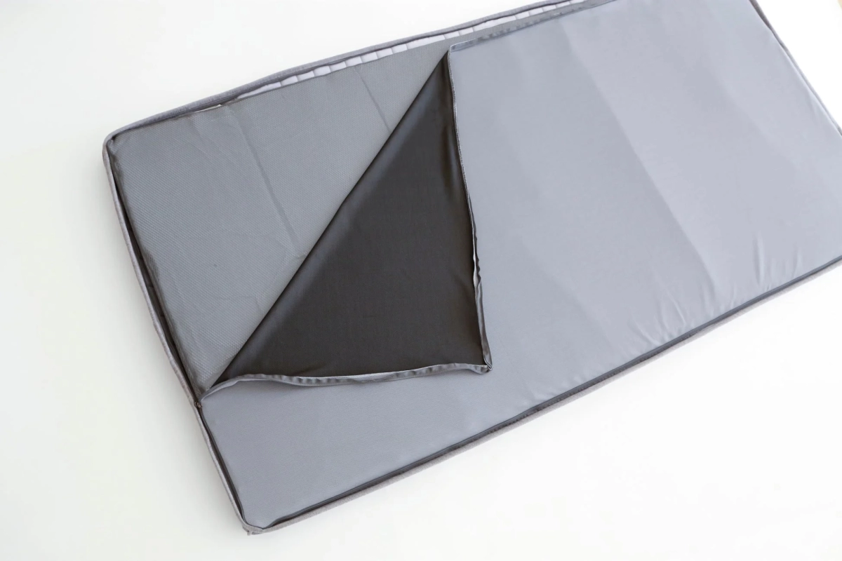 グレーのマットまたはクッション