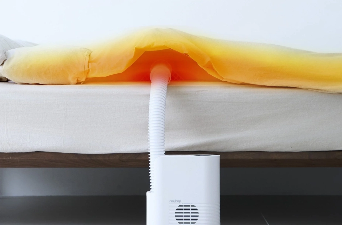 布団乾燥機が温風を送る様子