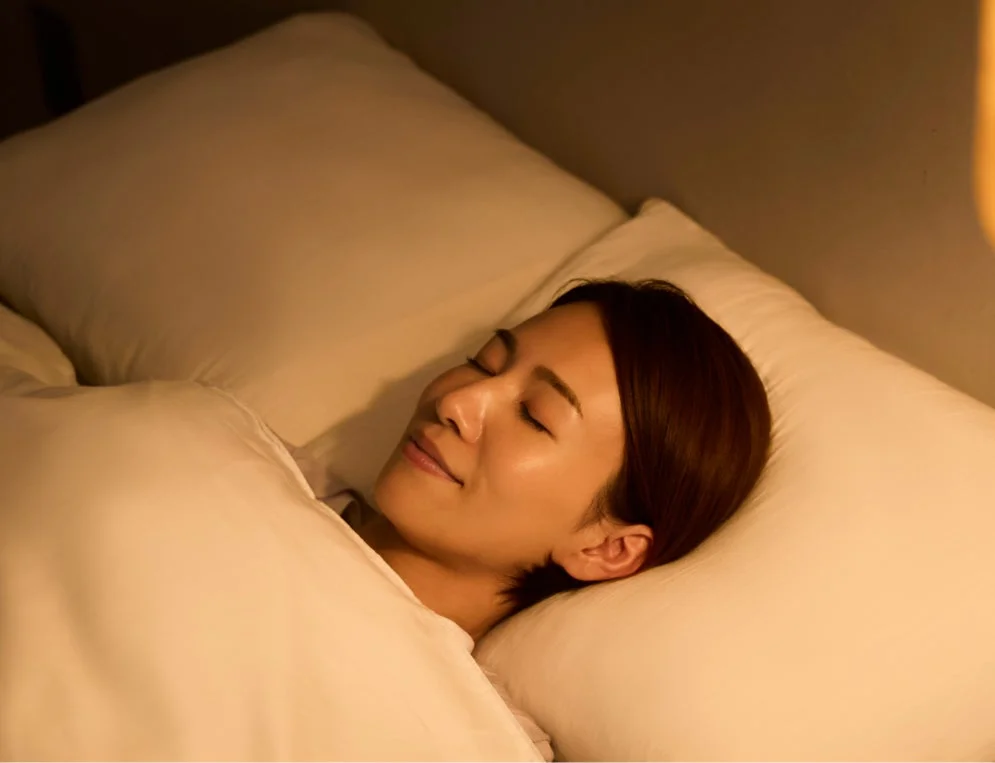 女性が眠る様子