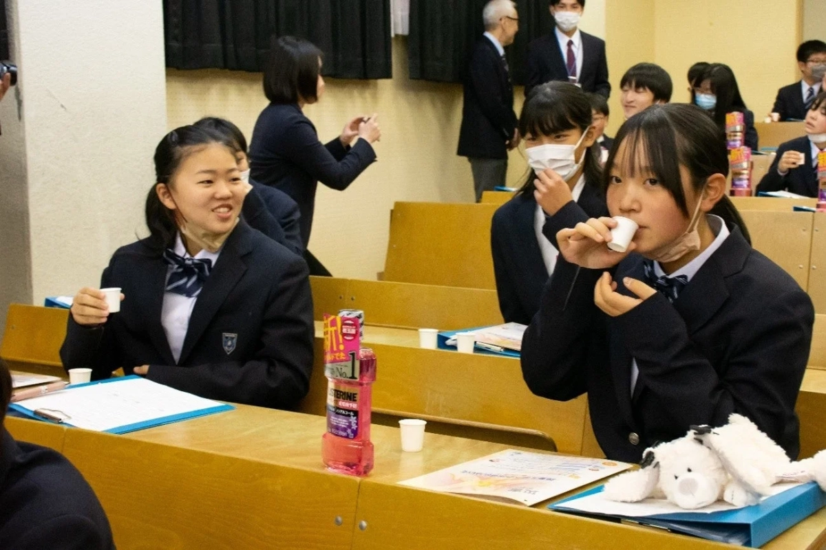 マウスウォッシュを試す生徒たち