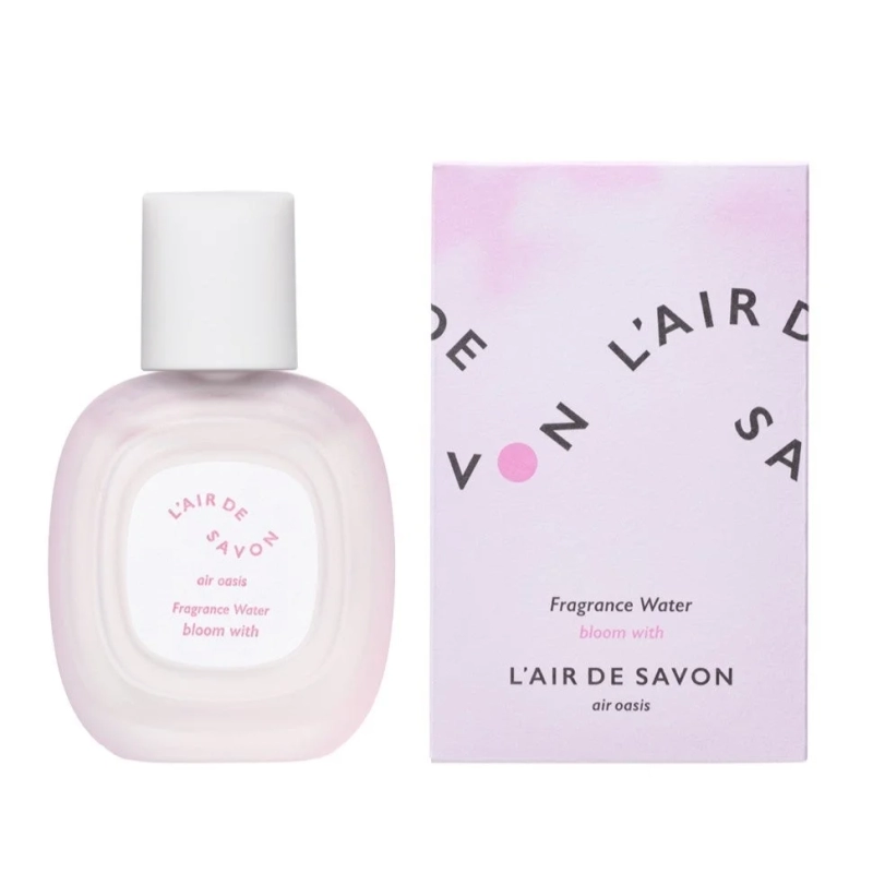 「L'AIR DE SAVON」のフレグランスウォーター「bloom with air oasis」のボトルと、ピンクを基調としたシンプルで可愛らしいパッケージ