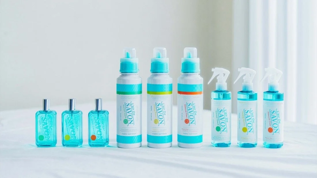 L'air De SAVONの柔軟剤やファブリックミストなど、青と白を基調としたボトルが並べられた製品ラインナップの画像