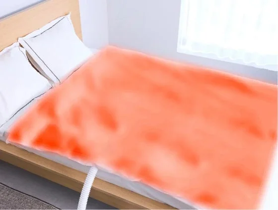 ベッドに敷かれた加熱マット