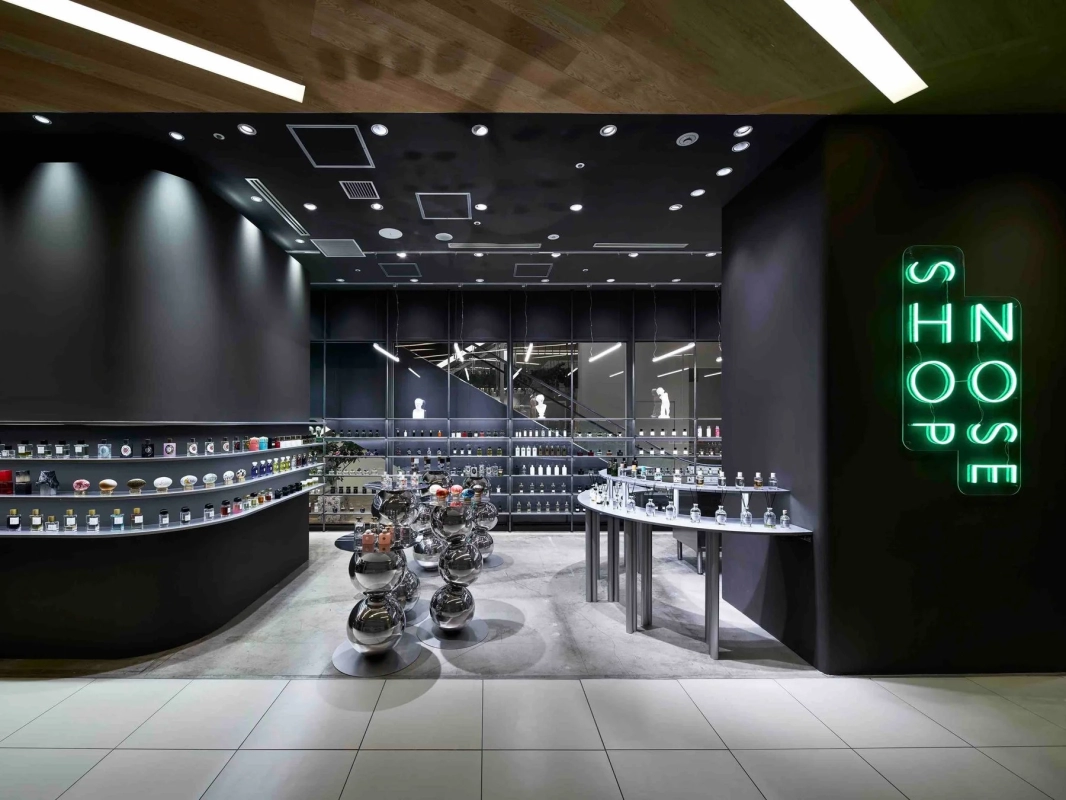 NOSE SHOP店舗の様子、ネオンサイン