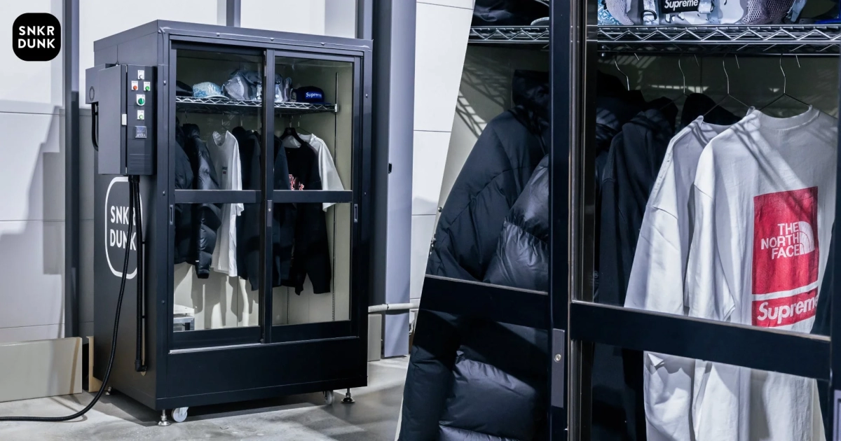 SNKR DUNKのロゴが入った黒い収納キャビネットに、SupremeやThe North Faceなどのブランド衣料が収められている様子を捉えた画像です。