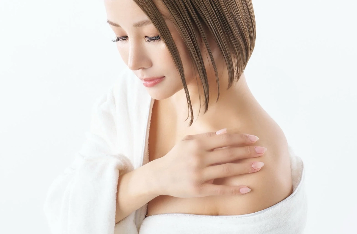 肩とバスローブ