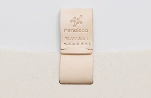 「nanolabo」のロゴと「Made In Japan」が刻印された革製タグ