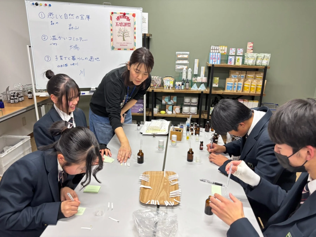 アロマテラピーまたはエッセンシャルオイルのブレンド体験をしている学生たち