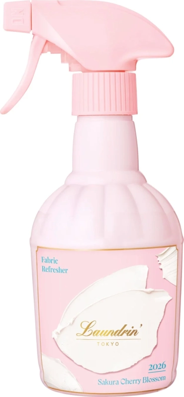 ピンク色のボトルに入ったランドリンのファブリックミストです。桜の香りで、衣類や空間をリフレッシュするのに適しています。