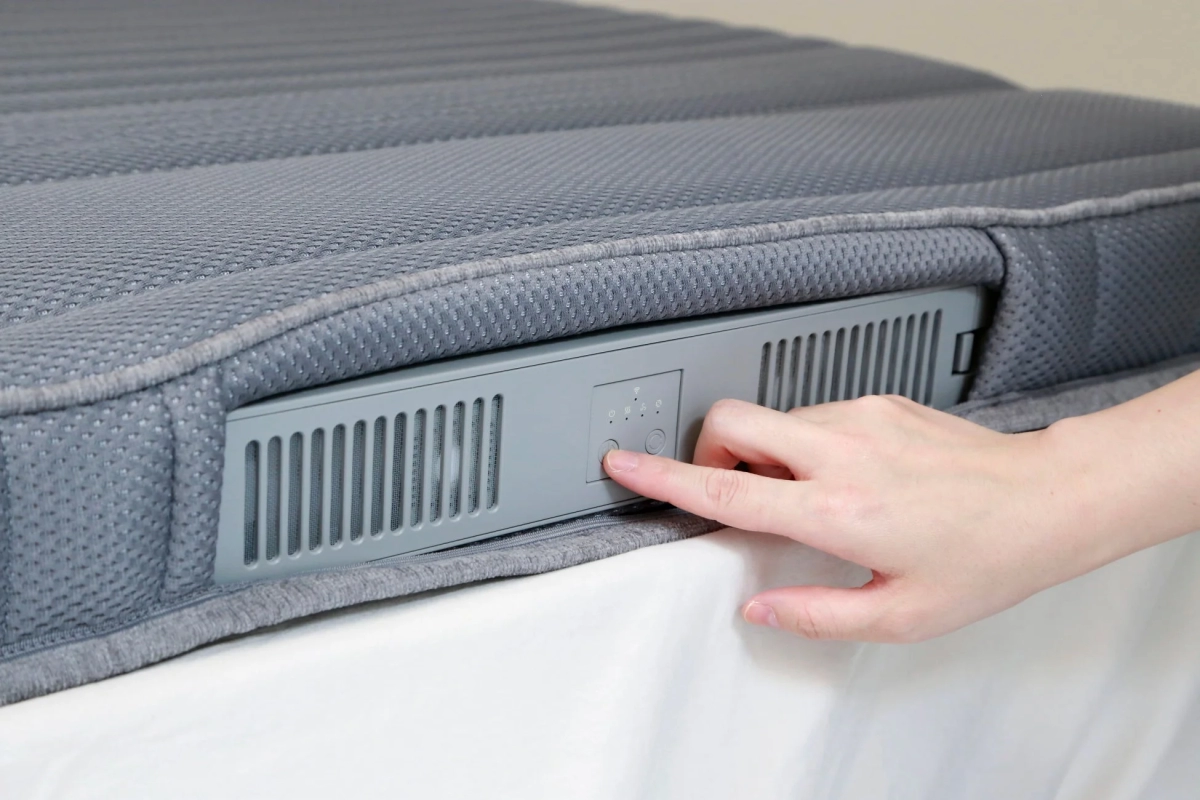 操作パネルを操作する手